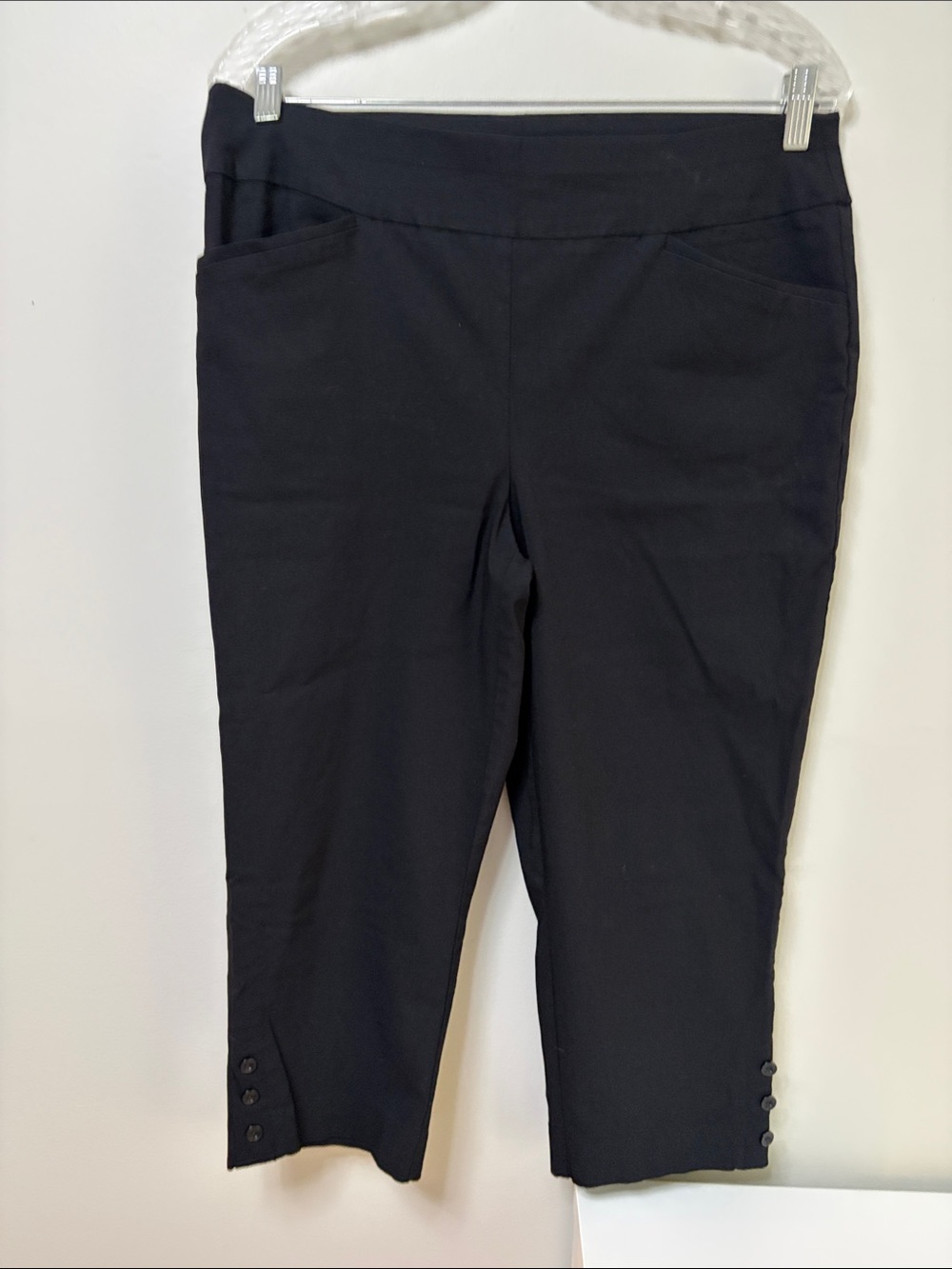 Chico's Black Perfect Stretch Pull On Capri Pants Size 1.5 us -Women’s M/L